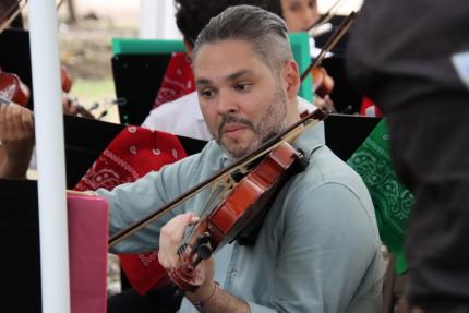 Jorge Rodriguez ministro de Cultura y Juventud tocando violin 