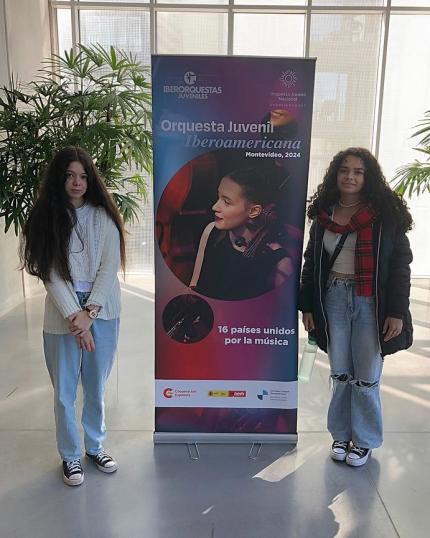 IZQUIERDA Raquel Monge Garbanzo, cellista - DERECHA Paulina Méndez Pérez, violinista.jpg IZQUIERDA Raquel Monge Garbanzo, cellista - DERECHA Paulina Méndez Pérez, violinista.jpg
