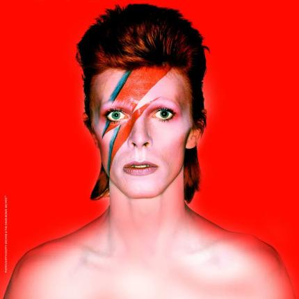 David Bowie, fotografiado por Brian Duffy para la portada del álbum 'Aladdin Sane' (1973). David Bowie, fotografiado por Brian Duffy para la portada del álbum 'Aladdin Sane' (1973).