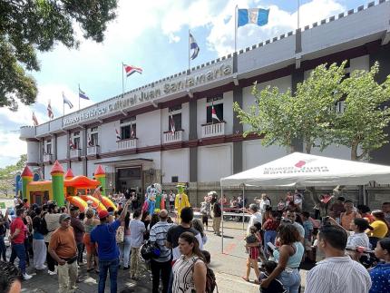Escritores, editoriales y público se reencuentran en la III Feria del Libro “El Héroe”, en Alajuela Escritores, editoriales y público se reencuentran en la III Feria del Libro “El Héroe”, en Alajuela