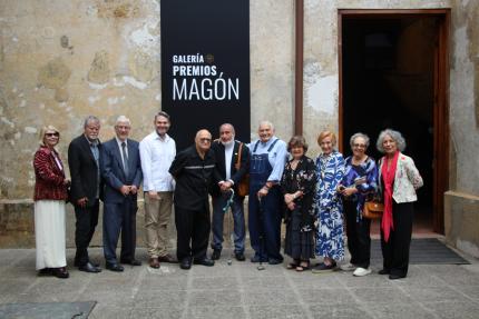 MAGONES EN LAS AFUERAS DE LA NUEVA GALERÍA PREMIOS MAGÓN.jpg MAGONES EN LAS AFUERAS DE LA NUEVA GALERÍA PREMIOS MAGÓN.jpg