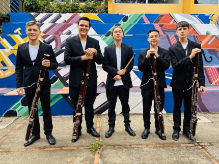 El cuarteto está integrado por los fagotistas Juan Gerardo Rojas, Ian Redondo, Jorge Pineda y Yammil Sarquis, así como el percusionista Alejandro Salas. Ellos tocan juntos desde el 2024 y también cuentan con el liderazgo de Isaac Leyva, profesor de fagot del INM y principal de la Orquesta Sinfónica Nacional de Costa Rica. El cuarteto está integrado por los fagotistas Juan Gerardo Rojas, Ian Redondo, Jorge Pineda y Yammil Sarquis, así como el percusionista Alejandro Salas. Ellos tocan juntos desde el 2024 y también cuentan con el liderazgo de Isaac Leyva, profesor de fagot del INM y principal de la Orquesta Sinfónica Nacional de Costa Rica.