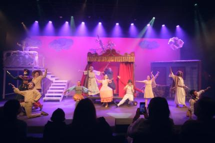 Uno de los platos fuertes será la obra “El Vivo y la Muerte”, una comedia familiar de la Compañía Nacional de Teatro (CNT) inspirada en el cuento “Uvieta” de Carmen Lyra, así como en otras versiones populares latinoamericanas. Uno de los platos fuertes será la obra “El Vivo y la Muerte”, una comedia familiar de la Compañía Nacional de Teatro (CNT) inspirada en el cuento “Uvieta” de Carmen Lyra, así como en otras versiones populares latinoamericanas.