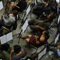 Músicos de las bandas de concierto en ensayo.