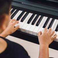 Niño tocando el piano