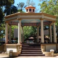 El diseño del quiosco se le atribuye al Arq. José María Barrantes, y la dirección de los trabajos del diseño y ejecución del parque estuvieron a cargo del señor Ezequiel Rodríguez. Tanto el parque Simón Ruiz Elizondo como el quiosco, presentan muy buen estado de conservación. Por: Arq. Verónica Solórzano, CICPC