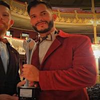 En 2018, Andy Gamboa Arguedas y Fabio Pérez Solís, fueron reconocidos con el Premio Nacional de Teatro 2018 por el diseño de escenografía e iluminación del espectáculo “Obituario de una noche estrellada”; en 2017, recibieron el Premio Nacional de Danza en la categoría de Diseño Escenográfico por su trabajo en “Diluvios… recuerdos de un migrante”. Foto: Cortesía.