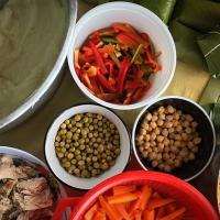 El chile dulce, la zanahoria, el arroz y la papa, son algunos de los ingredientes infaltables del tamal; además, existen otros ingredientes adicionales, que salen un poco de lo tradicional, como garbanzos, guisantes, aceitunas, pasas, entre otros. Foto: Prensa MCJ.