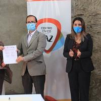 Fotografía durante la firma de los protocolos: De izquierda a derecha: Sylvie Durán, ministra de Cultura y Juventud; Juan Luis Bermúdez, presidente ejecutivo del IMAS, junto a Margareth Solano, viceministra de Juventud y Luis Antonio González, director del Consejo de la Persona Joven.