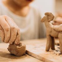 Los talleres ofrecen actividades como dibujo de personajes y modelado con arcilla o plastilina. Foto ilustrativa de Frepik.es 