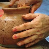 Las manos de Zeneida dan forma a las piezas. Ella expresa sentir un gran orgullo por eso. Foto: CICPC