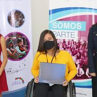Sofía Salinas, concertina de la orquesta; Gabriela Cordero, intérprete de viola; y Dulce Abarca, violinista, quienes tuvieron el honor de representar a los 30 niños, niñas y jóvenes, que integran la orquesta. Foto: Sinem