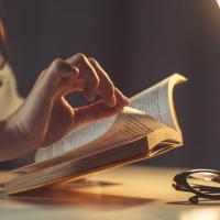 Mujer leyendo un libro 
