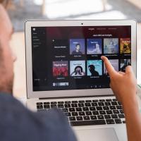 En esta tercera entrega de MÚSICA FFWD>>, se desarrollará el tema de la curaduría y la música digital.