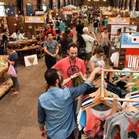 Personas comprando productos artesanales en Feria Hecho Aquí