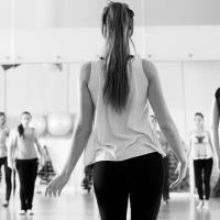 Mujeres en salón de danza