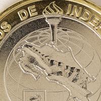 La moneda conmemorativa es de ¢500, es bimetálica y tiene un diámetro de 28 milímetros, por lo que es más pequeña que la actual. Tiene un espesor de 2,25 milímetros y pesa 10,5 gramos. Está compuesta de un núcleo plateado de cobre y níquel, y un anillo externo dorado de cobre, zinc y níquel, que conforman una sola pieza. Es fabricada con una aleación reciclable, y es fácilmente distinguible de las monedas actualmente en circulación.