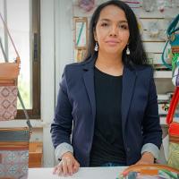 Fotografía: María Gabriela Amey Fonseca, Pavas, San José. Esta artesana presenta dos colecciones de bolsos, mochilas y alforjas. Una colección inspirada en la frescura y el color de la flora de nuestro trópico con el nombre de “Tropicalia”. La otra colección llamada “Pasos y pisos”, la cual se inspira en el diseño de los mosaicos de varios edificios patrimoniales de San José, entre ellos, las estaciones del tren del Atlántico y del Pacifico.