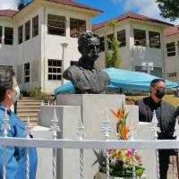A la izquierda: Juan Ramón Bonilla, nieto del escultor de la obra original y con quien comparte nombre; Carmela Velázquez, bisnieta del Dr. Carlos Durán; ellos fueron testigos de honor de la develación. A la derecha: Luis Alonso Ramírez, de Anesco, escultor de la obra; Sonia Gómez, presidente de Fundasana Durán y Daniel Salas, ministro de Salud, quienes junto a Dennis Portuguez, viceministro Administrativo del MCJ, develaron el busto. Por: L.López-CICPC.