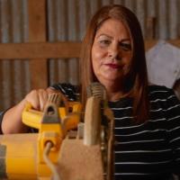 Margarita Ruiz es una de las mujeres artesanas que forma parte de ARMUPA. Según el jurado, la mueblería artesanal es una actividad indiscutible de la identidad y de la economía local en la zona de Palmares y en la zona de Occidente. Cortesía de Armupa.