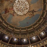 Fotografía: Detalle de lámpara y pinturas del cielorraso, en el Teatro Nacional de Costa Rica, edificio patrimonio histórico arquitectónico del país. Foto: Adela Marín