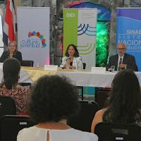 En la presentación de la “Estrategia Nacional para el fomento de la lectura y la promoción del libro en Costa Rica”, participó Sylvie Durán, ministra de Cultura y Juventud; Lovania Garmendia, directora del Sistema Nacional de Bibliotecas; así como Roberto Cuéllar, director de la Oficina OEI-Costa Rica.