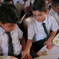 Niños leyendo un libro 