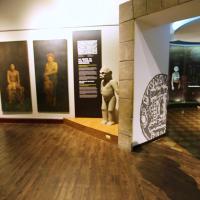 Imagen muestra mujer recorriendo el Museo Nacional de Costa Rica