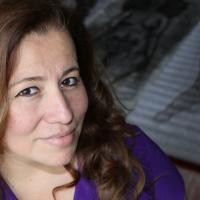 Marcia Salas junto a muestras de sus obras anteriores. Fotografía: Unidad de Comunicación, Ministerio de Cultura y Juventud.