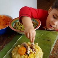 Participar en la tamaleada familiar permite la transmisión de saberes ligados a la cocina tradicional, así como reconocer el importante rol de la familia como responsable de la salvaguardia de esta práctica tradicional