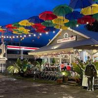 Fotografía: La antigua estación del ferrocarril en Turrialba estuvo muy deteriorada, sin embargo, así luce actualmente, luego de que fue restaurada por la Dirección de Patrimonio Cultural y entregada al Incofer en julio de 2023. Ahora es una pujante cafetería para disfrute de la comunidad y del turismo gracias a un permiso de uso otorgado por Incofer a la empresa. Tomada del Facebook Estación al Atlántico Santo Pan.