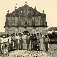 Grupo de personas frente a la Iglesia de Nicoya, Guanacaste. Donada por Luz Alba Chacón León. Fecha aproximada: 1950. ANCR, Colección de Fotografías, 69081.
