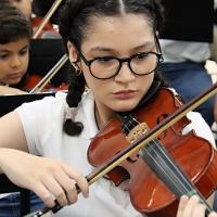 Joven del SINEM tocando el violín 