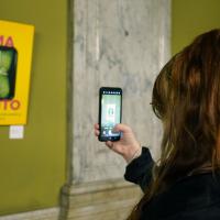 Exposición de la artista Milena Somogyi conjuga diseño gráfico, fotografía y sátira