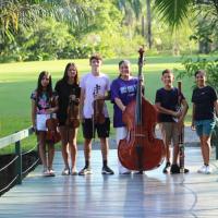 Imagen muestra a jóvenes del Sinem Cobano sujetando sus instrumentos 