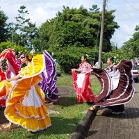 Grupo de mujeres bailando bailes típicos 