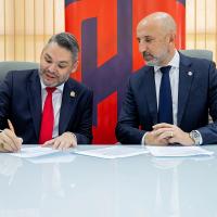 El acuerdo se firmó en el Complejo Deportivo de la FCRF y contó con la participación de Osael Maroto, presidente de la Federación (derecha), y Jorge Rodríguez Vives, ministro de Cultura y Juventud.