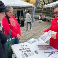 Funcionaria del museo mostrando documentos 