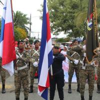 Fotografía de oficial de Fuerza Pública Costa Rica y soldados de Panamá sosteniendo banderas de ambos países