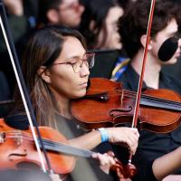 Fotografía de jóvenes tocando el violín 