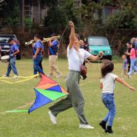 niños jugando en campo abierto