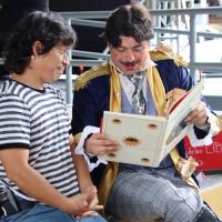 Dos hombres leyendo un libro