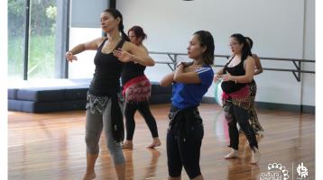 Imagen con fin ilustrativo, jóvenes ensayando una coreografía 