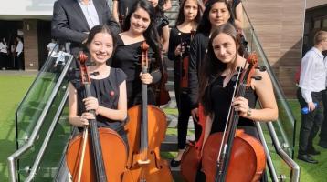 Camerata A, es una agrupación de instrumentos de cuerda (violín, viola, violoncello y contrabajos) la integran 20 estudiantes dirigido por el profesor  Cristian Guandique, este ensamble acompañaría al Coro Juvenil integrado por 40 estudiantes dirigidos por la profesora Vanessa Mora, en total serían 62 estudiantes en escena de los cuales los de la camerata (21) tocan sentados y el coro (40) cantan de pie en gradas atrás de la camerata además de un pianista.