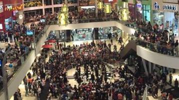 Vista desde el segundo piso del paseo metrópoli. Los músicos de la Banda de Cartago tocan en el primer piso y una ingente cantidad de público los rodea disfrutando de la música.