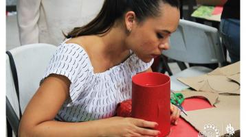 Muchacha joven elaborando una manualidad 