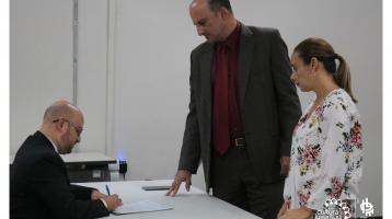 Un señor y una señora realizando una consulta a un abogado 