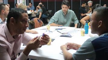 Personas en una mesa compartiendo experiencias