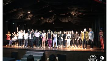 Personas en un escenario 