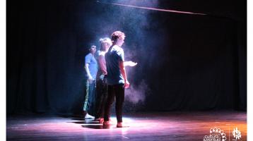 Jóvenes en presentación de danza contemporánea 